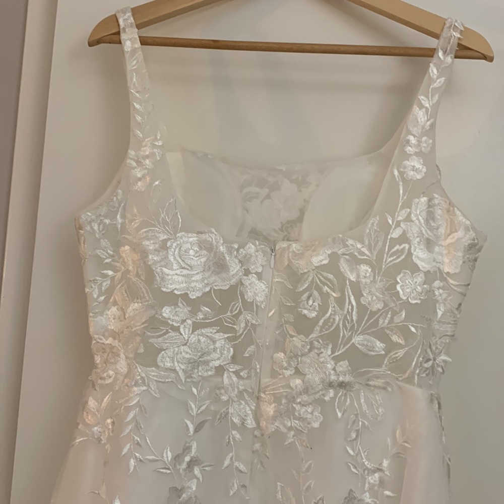 Wedding gown w/ beautiful floral embroidered tulle overlay & full skirt - Picture 6 of 16
